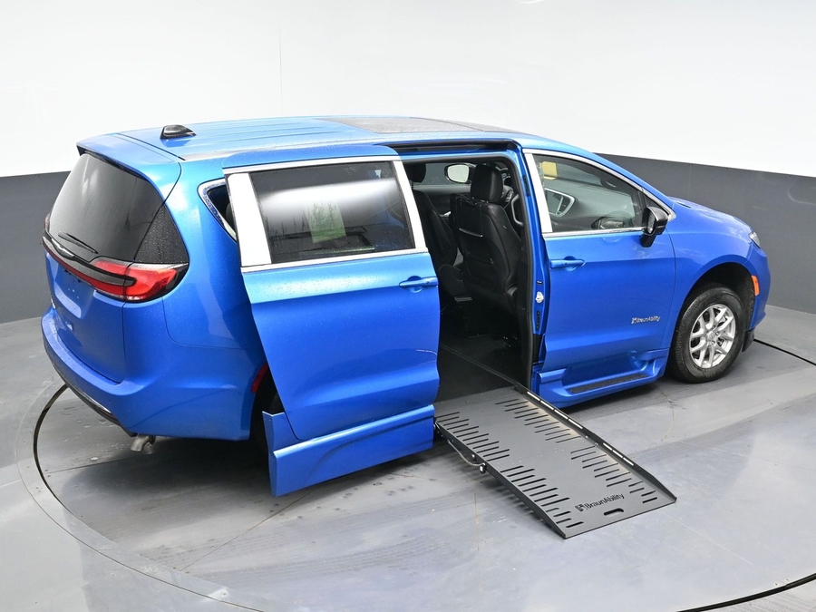 New 2026 Chrysler Pacifica Select Plus - BraunAbility Side Entry Entry Fold Out Automatic Ramp