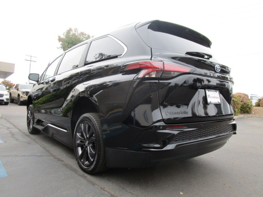New 2025 Toyota Sienna Hybrid XSE Sport - BraunAbility Side Entry Entry In Floor Automatic Ramp