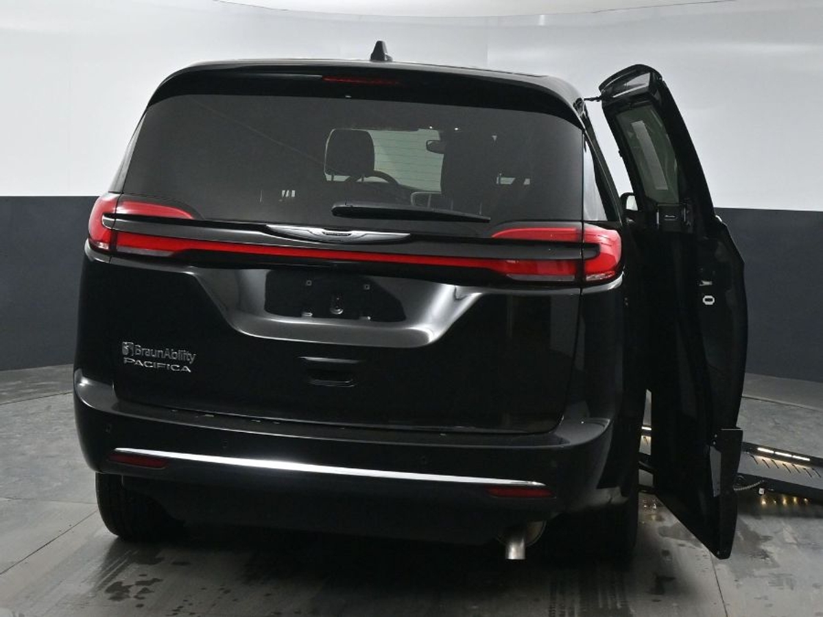 Black Chrysler Pacifica image number 5