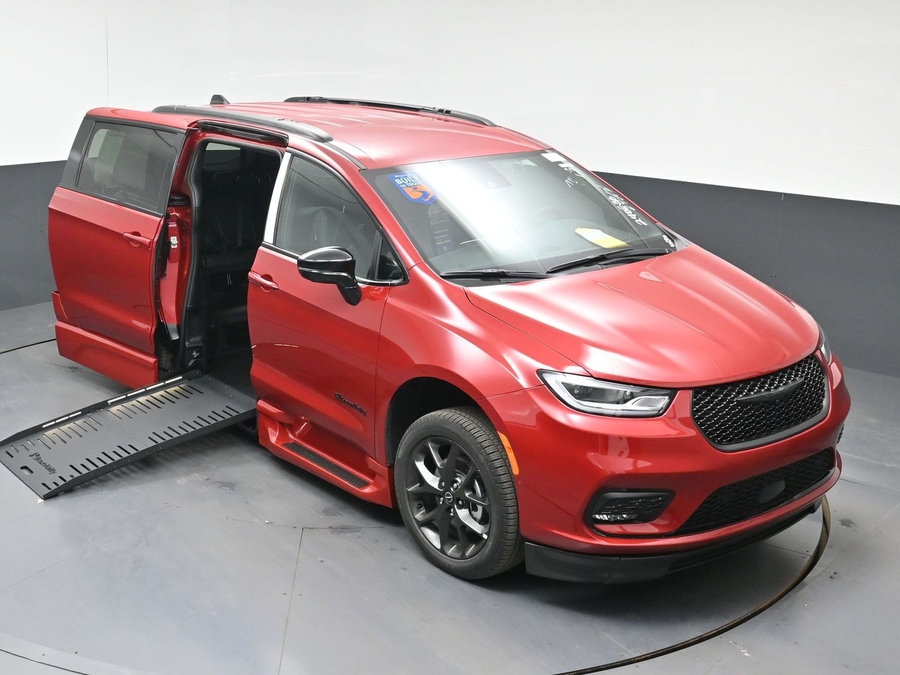 Red Chrysler Pacifica image number 20