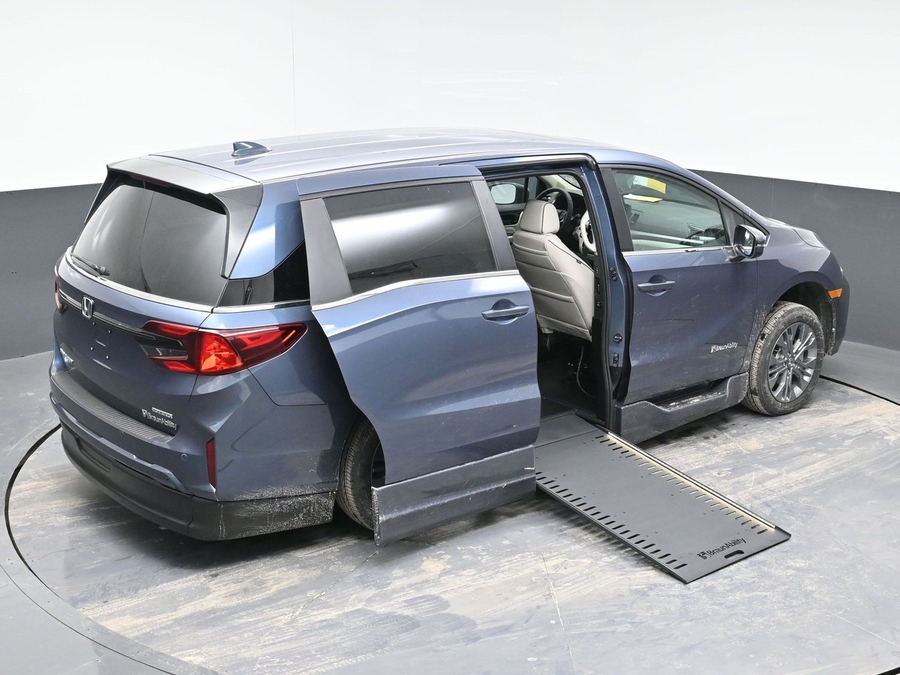 New 2026 Honda Odyssey Touring - BraunAbility Side Entry Entry In Floor Automatic Ramp