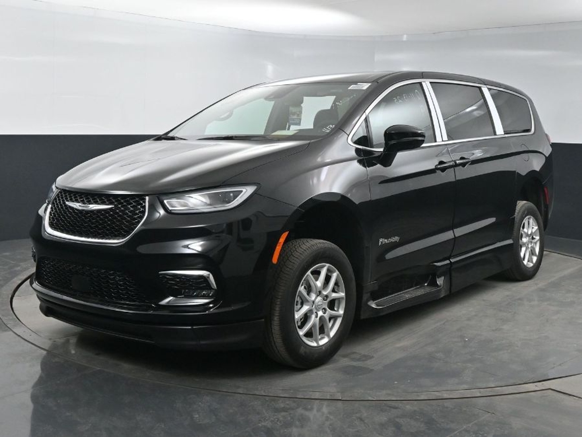 Black Chrysler Pacifica image number 2