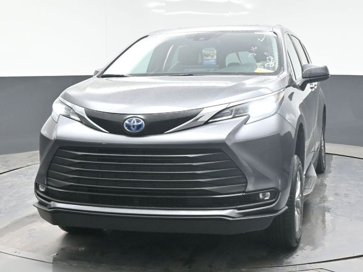 Grey Toyota Sienna image number 8