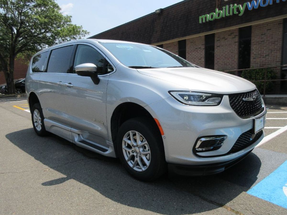 Silver Chrysler Pacifica image number 5