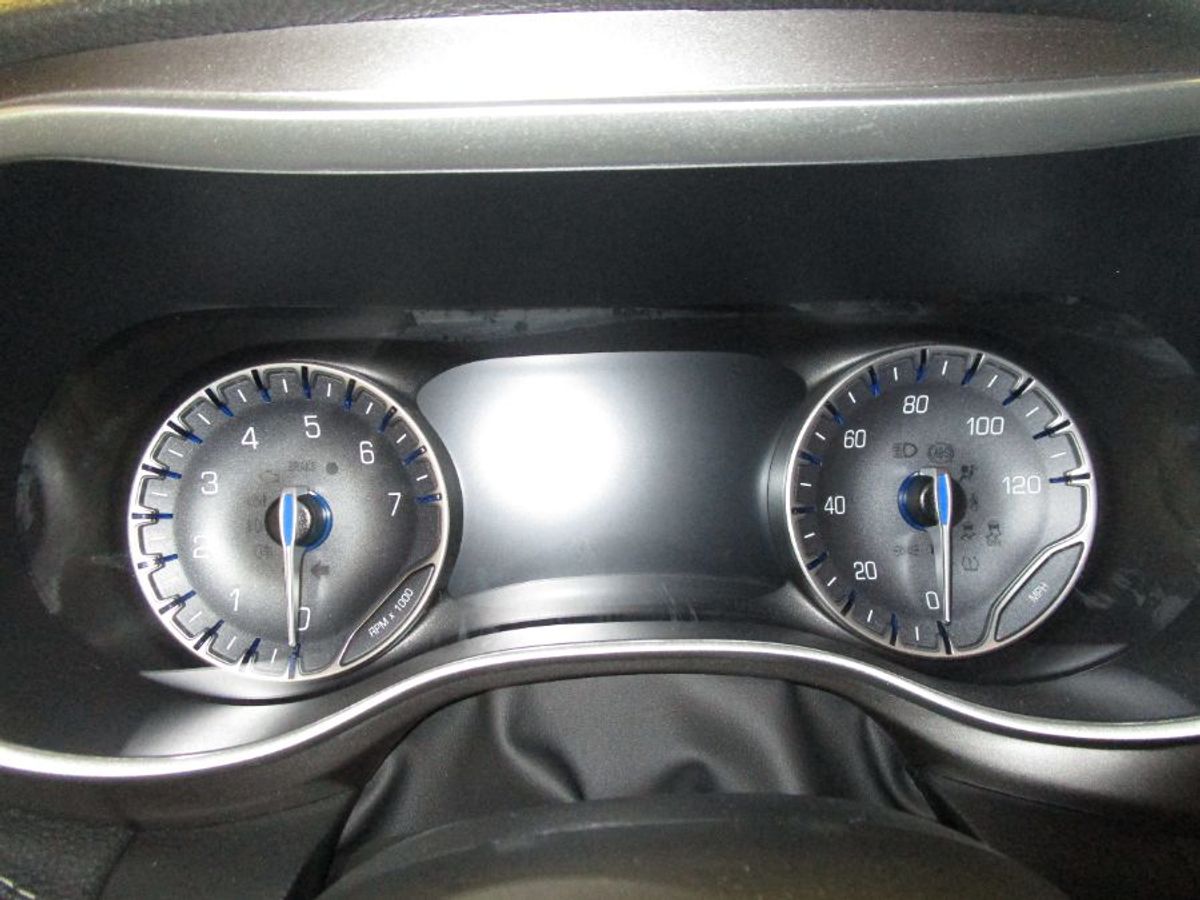 Silver Chrysler Pacifica image number 15