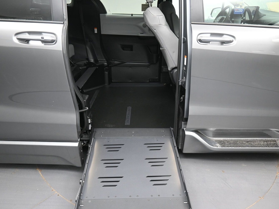 New 2026 Toyota Sienna Hybrid XLE Base - BraunAbility Side Entry Fold Out Automatic Ramp