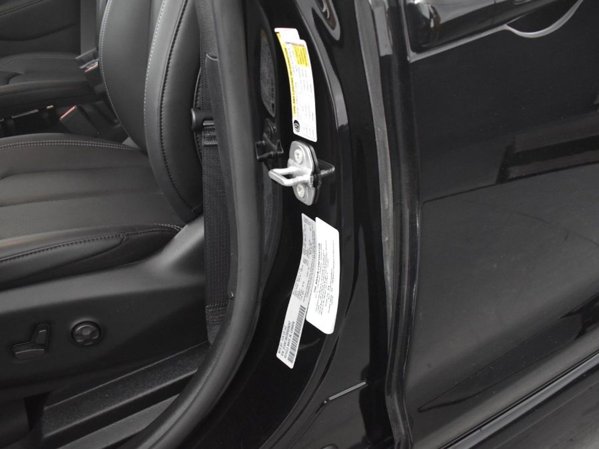 Black Chrysler Pacifica image number 16