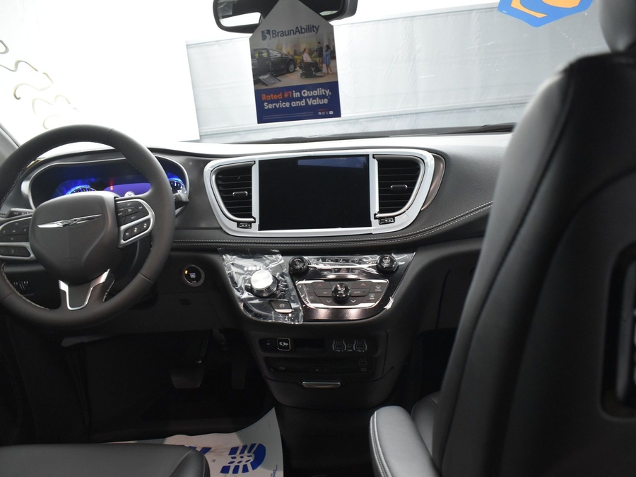 New 2025 Chrysler Pacifica SELECT PLUS - BraunAbility Side Entry Entry In Floor Automatic Ramp
