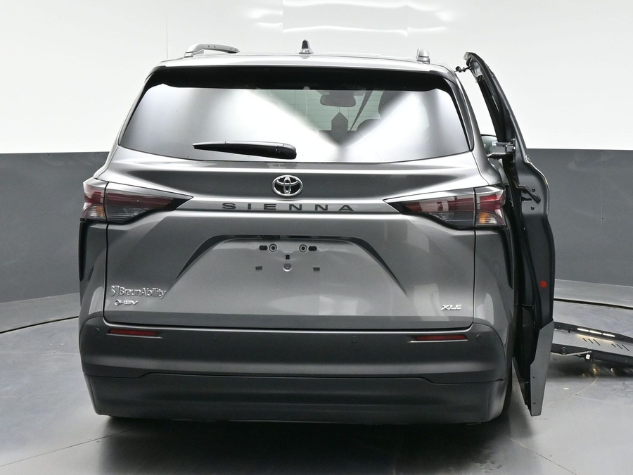 Grey Toyota Sienna image number 2