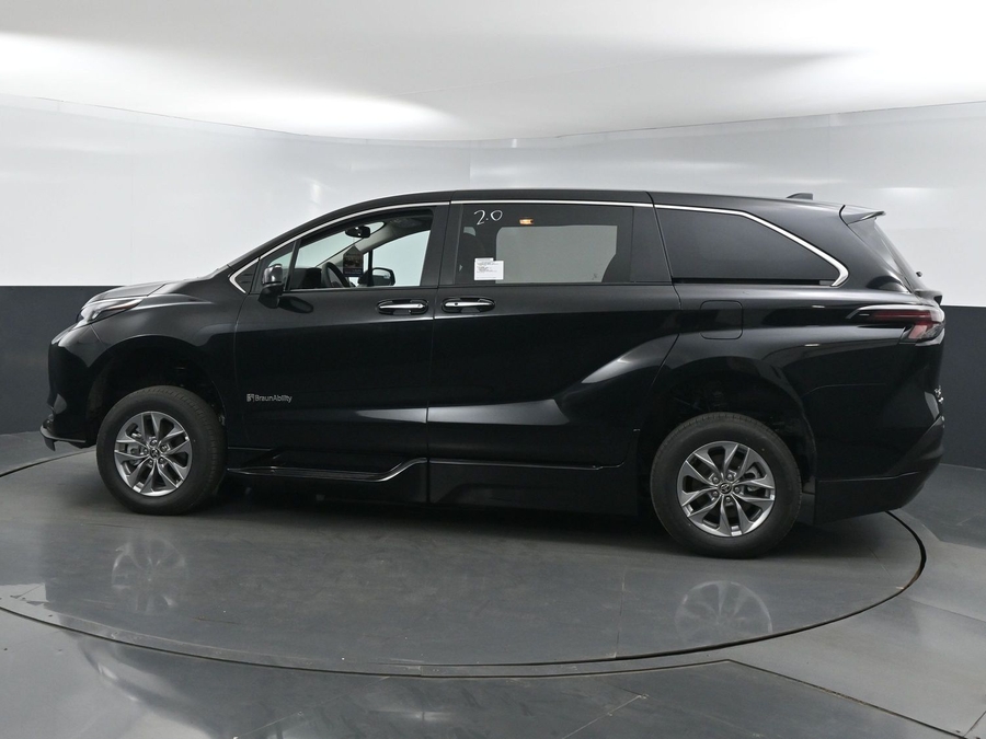 New 2025 Toyota Sienna Hybrid XLE Base - BraunAbility Side Entry Entry Fold Out Automatic Ramp