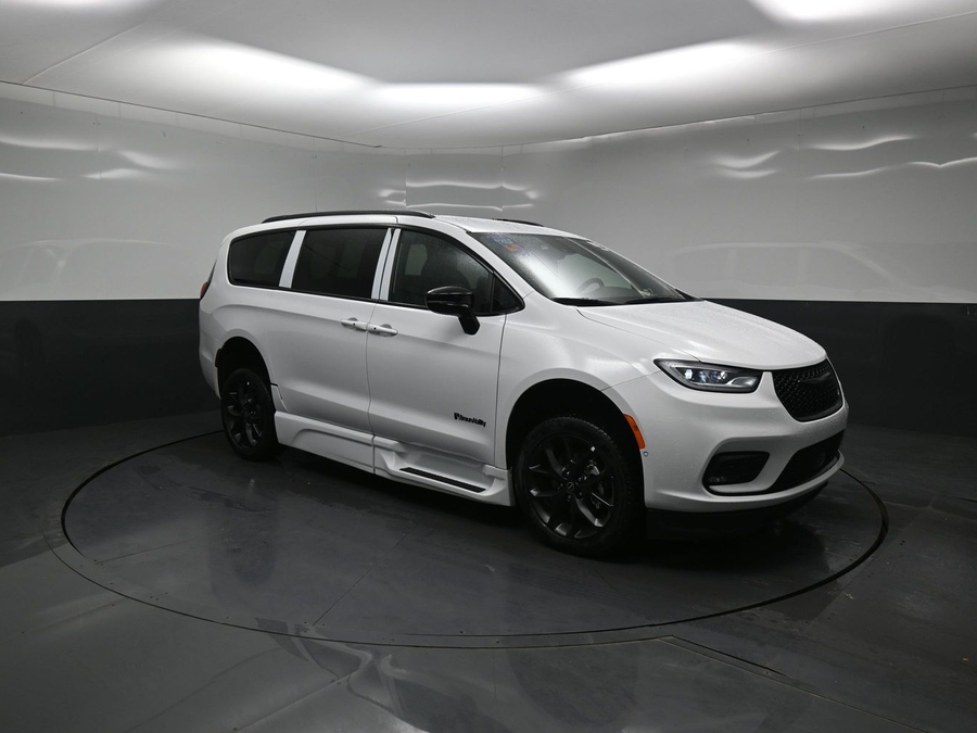 White Chrysler Pacifica image number 14