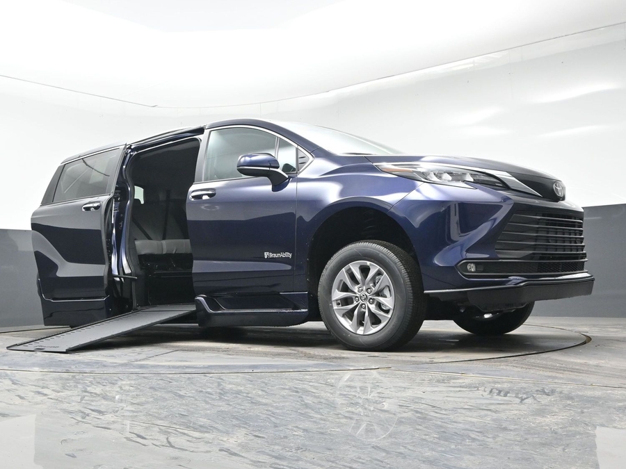 New 2026 Toyota Sienna Hybrid XLE Add - BraunAbility Side Entry Entry In Floor Automatic Ramp