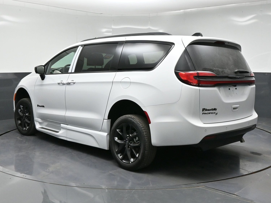 White Chrysler Pacifica image number 2