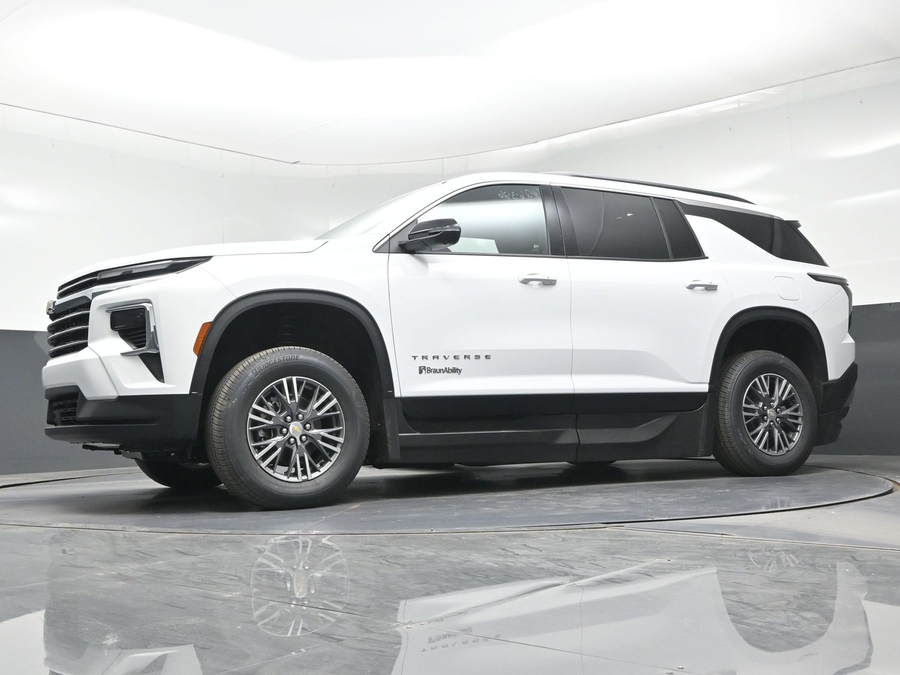 White Chevrolet Traverse image number 17