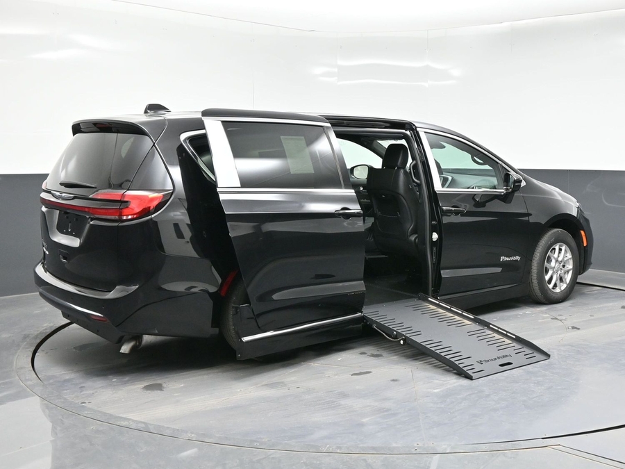 Black Chrysler Pacifica image number 6