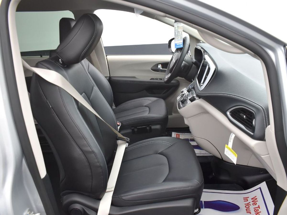 Silver Chrysler Pacifica image number 1
