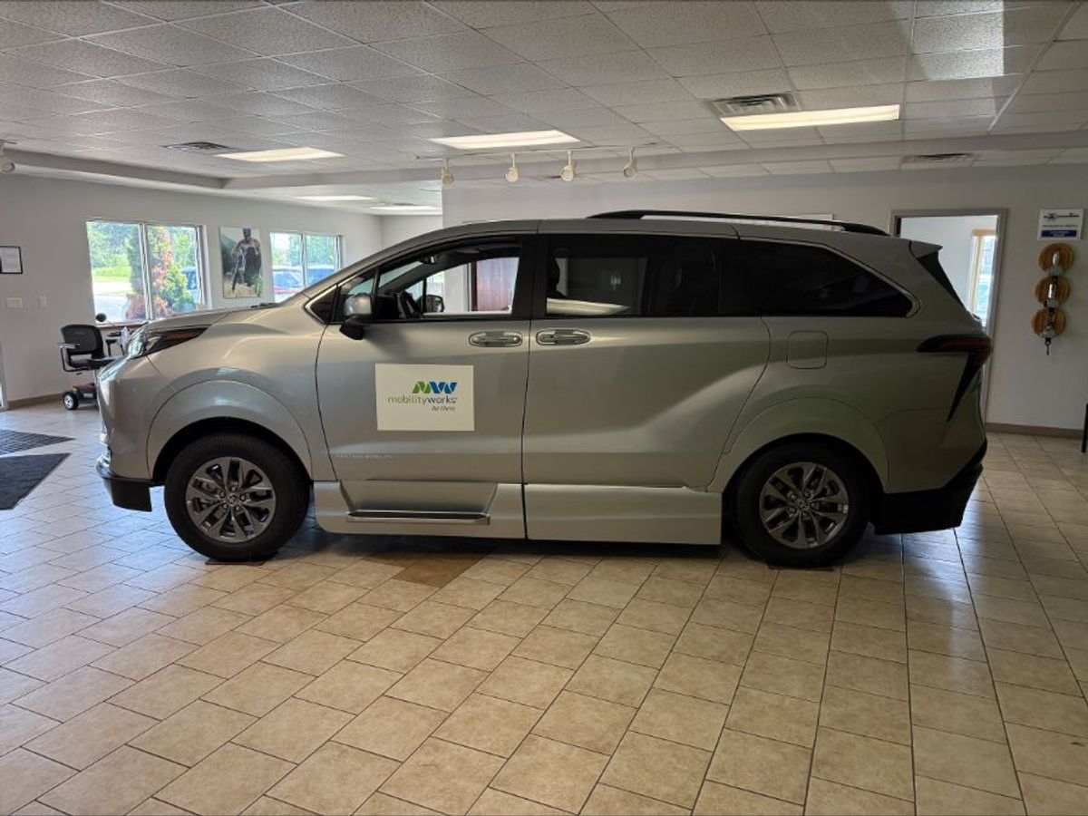Silver Toyota Sienna image number 2