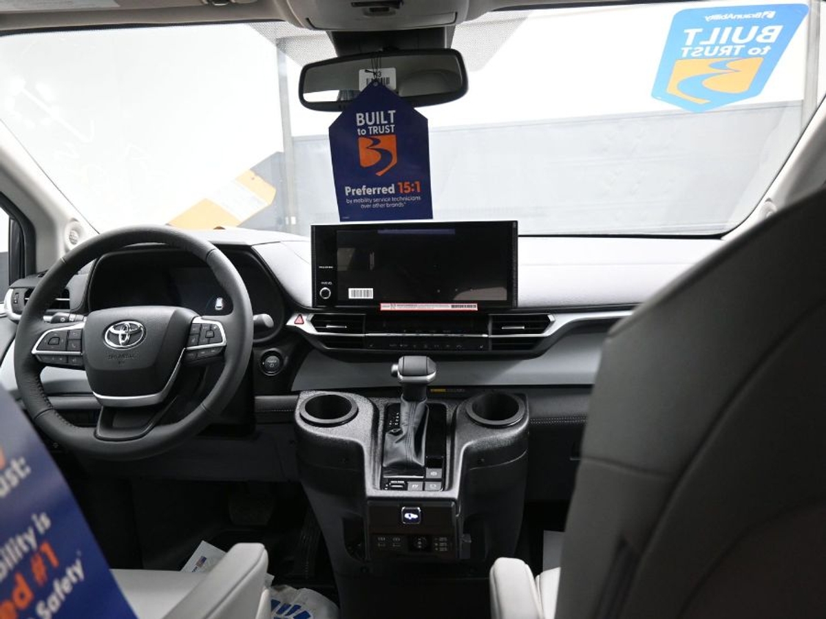 2025 TOYOTA SIENNA - Image 13