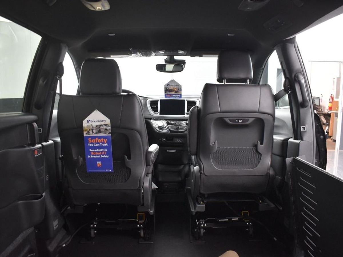 Black Chrysler Pacifica image number 14