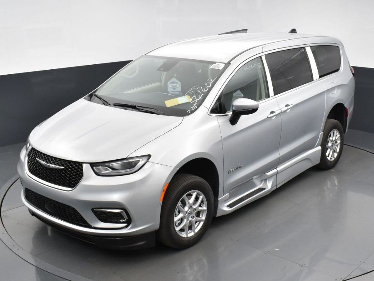 Silver Chrysler Pacifica image number 14