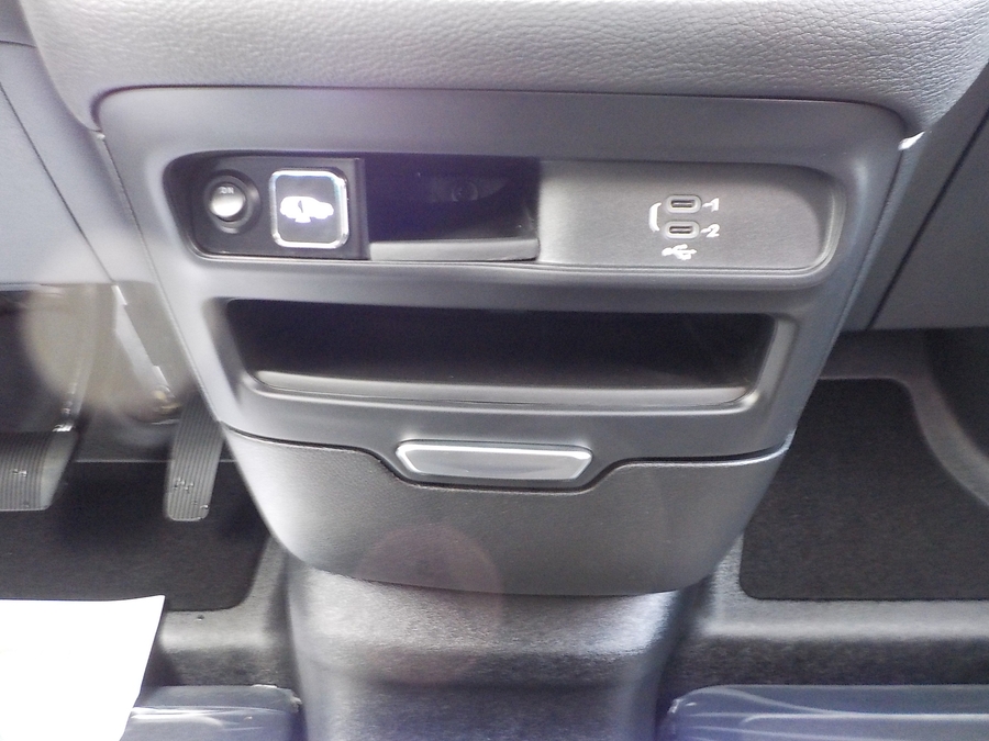 Silver Chrysler Pacifica image number 35