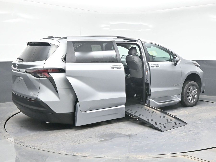 Silver Toyota Sienna image number 6