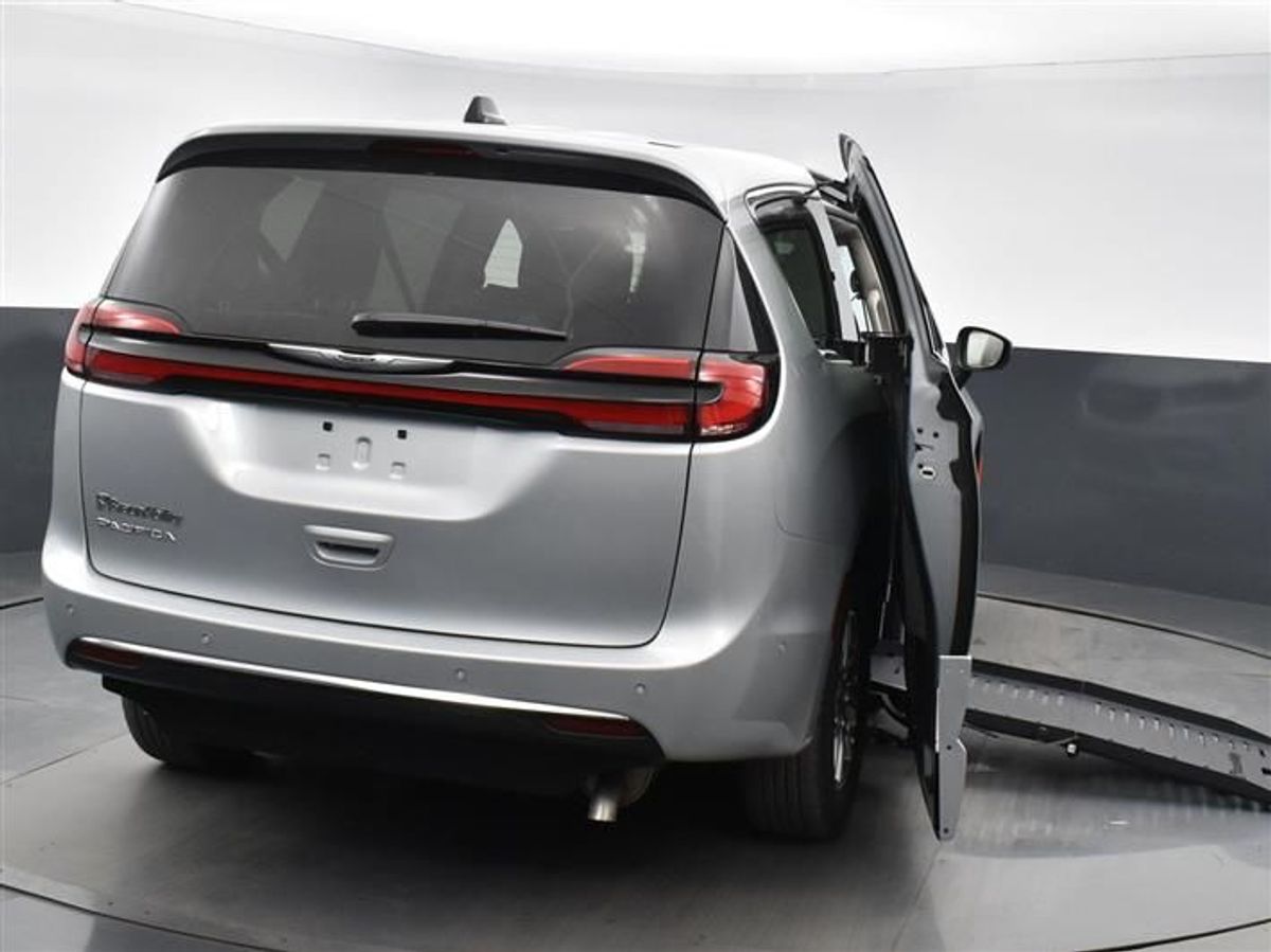 2023 CHRYSLER PACIFICA - Image 11