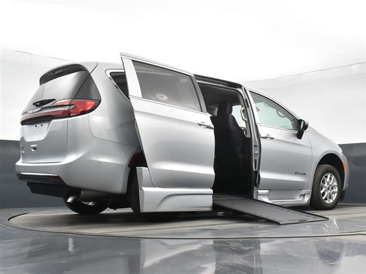 Silver Chrysler Pacifica image number 19