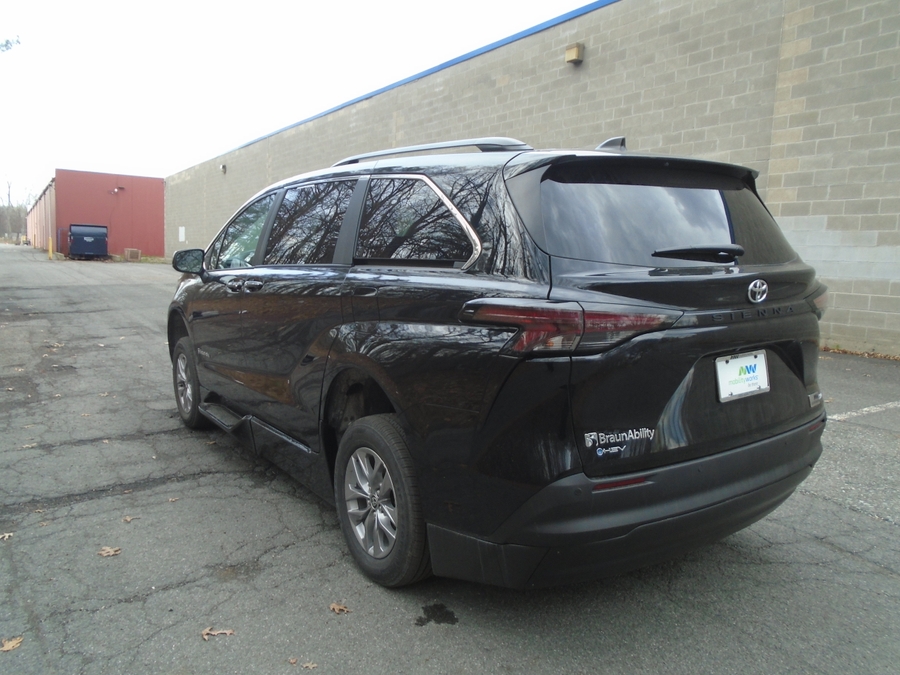 Black Toyota Sienna image number 14