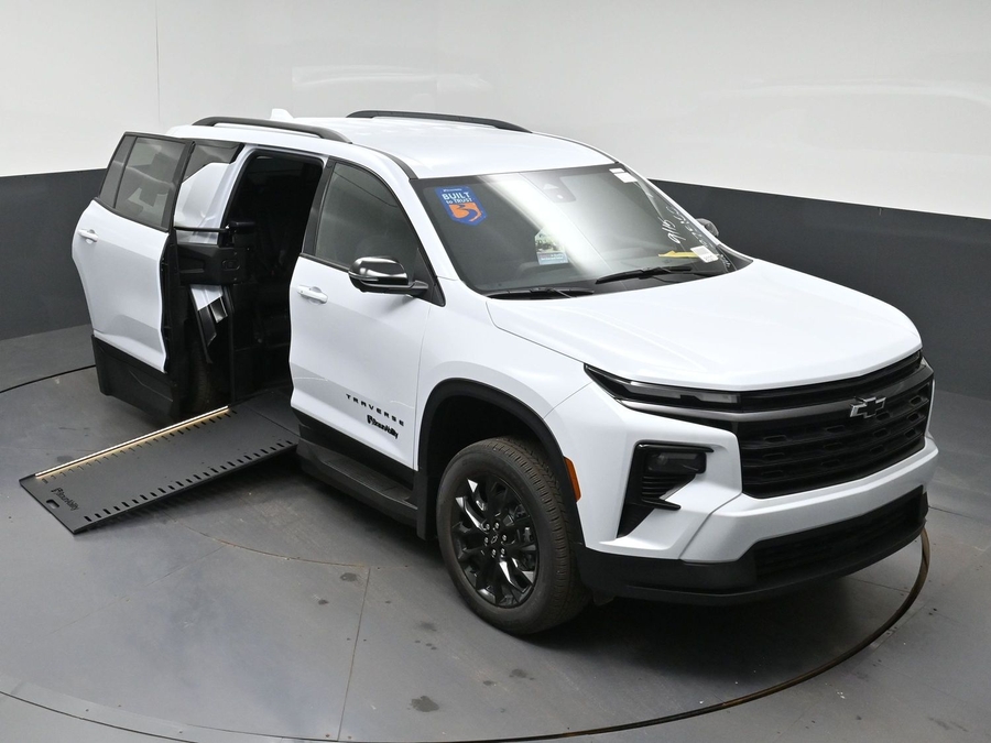 White Chevrolet Traverse image number 20