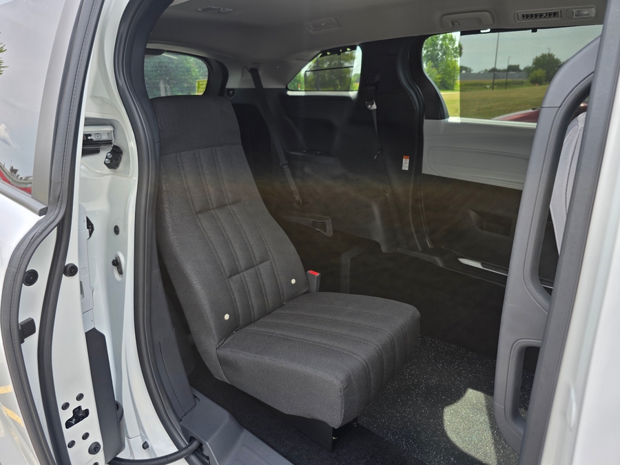 White Toyota Sienna image number 16