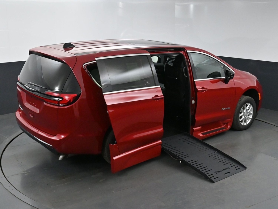 New 2025 Chrysler Pacifica Select Plus - BraunAbility Side Entry Entry Fold Out Automatic Ramp