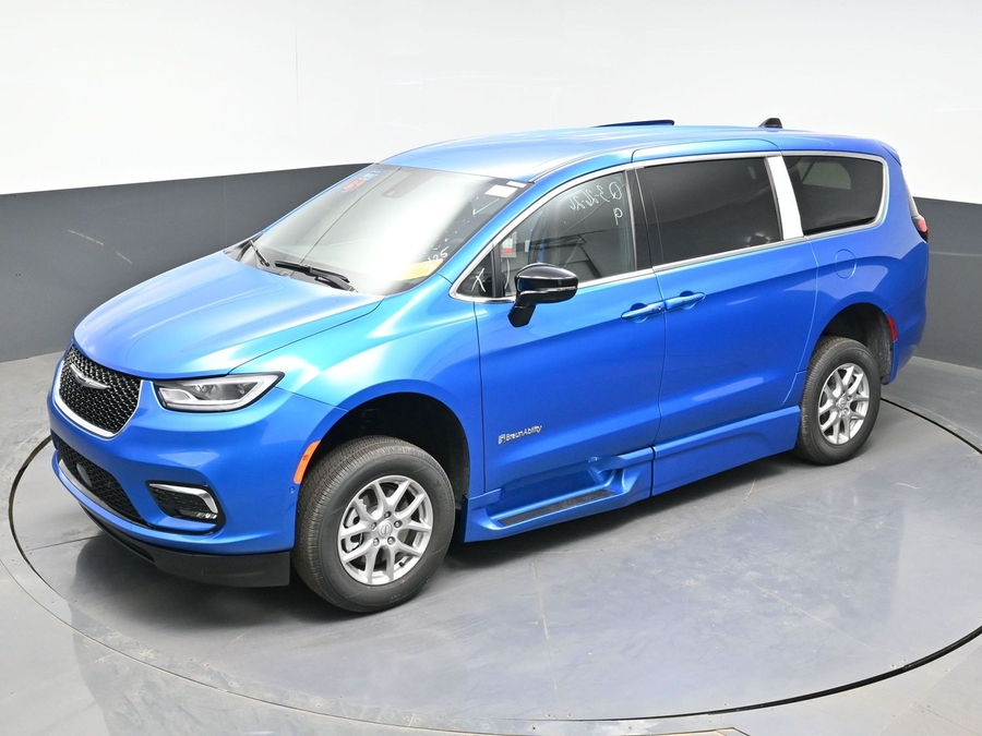 Blue Chrysler Pacifica image number 21