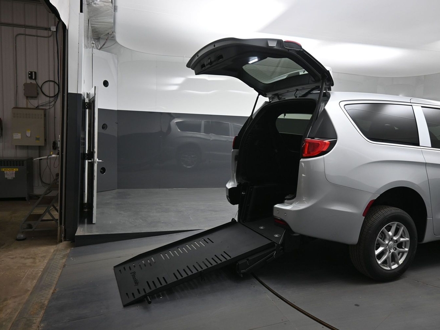 Silver Chrysler Voyager image number 15