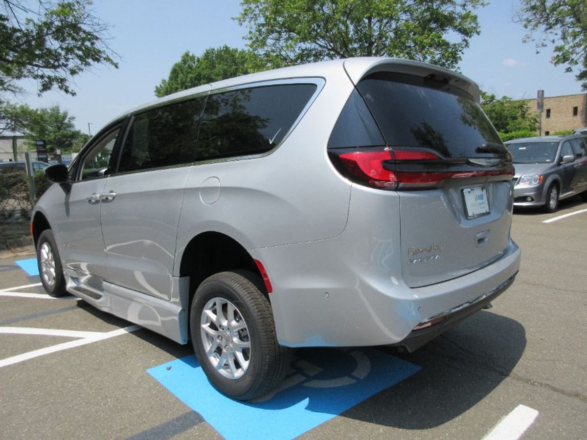 Silver Chrysler Pacifica image number 9