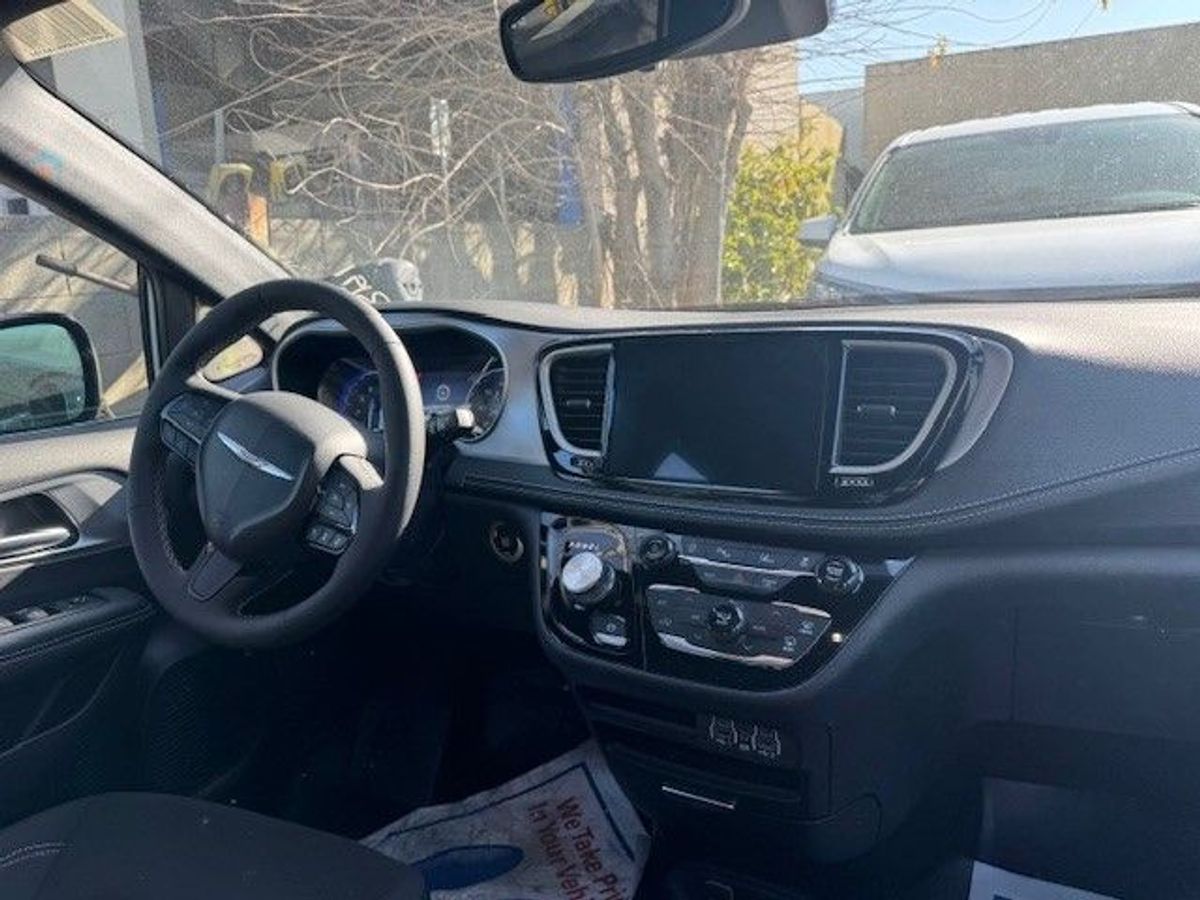 White Chrysler Voyager image number 5