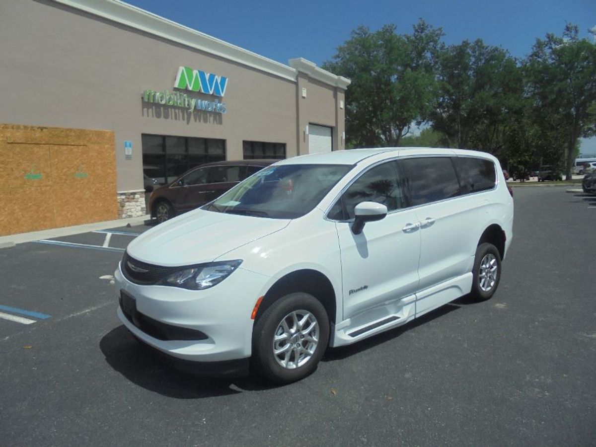 White Chrysler Voyager image number 2