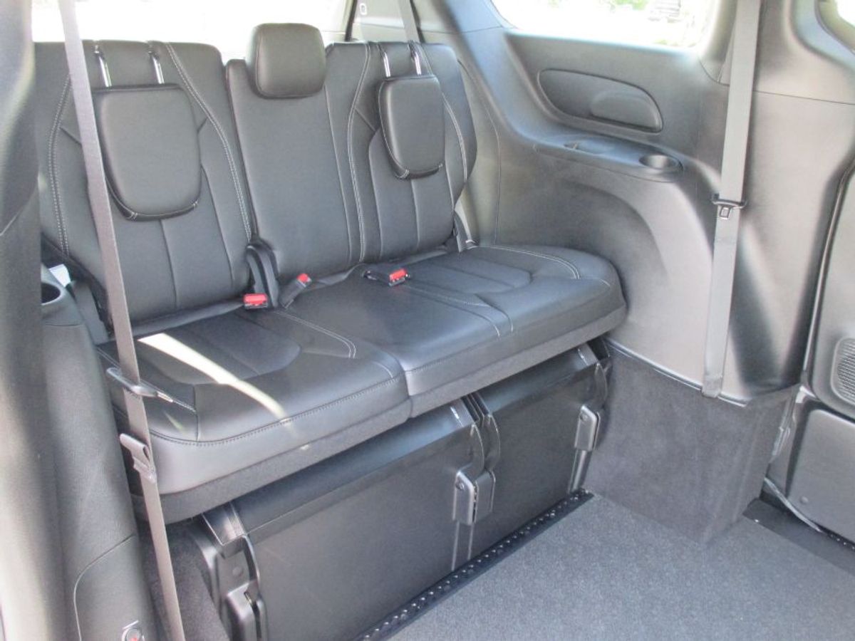 Grey Chrysler Pacifica image number 9