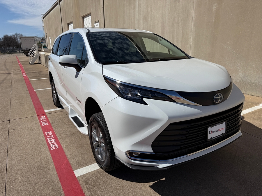 Used 2022 Toyota Sienna Hybrid XLE Base - BraunAbility Side Entry Entry Fold Out Automatic Ramp
