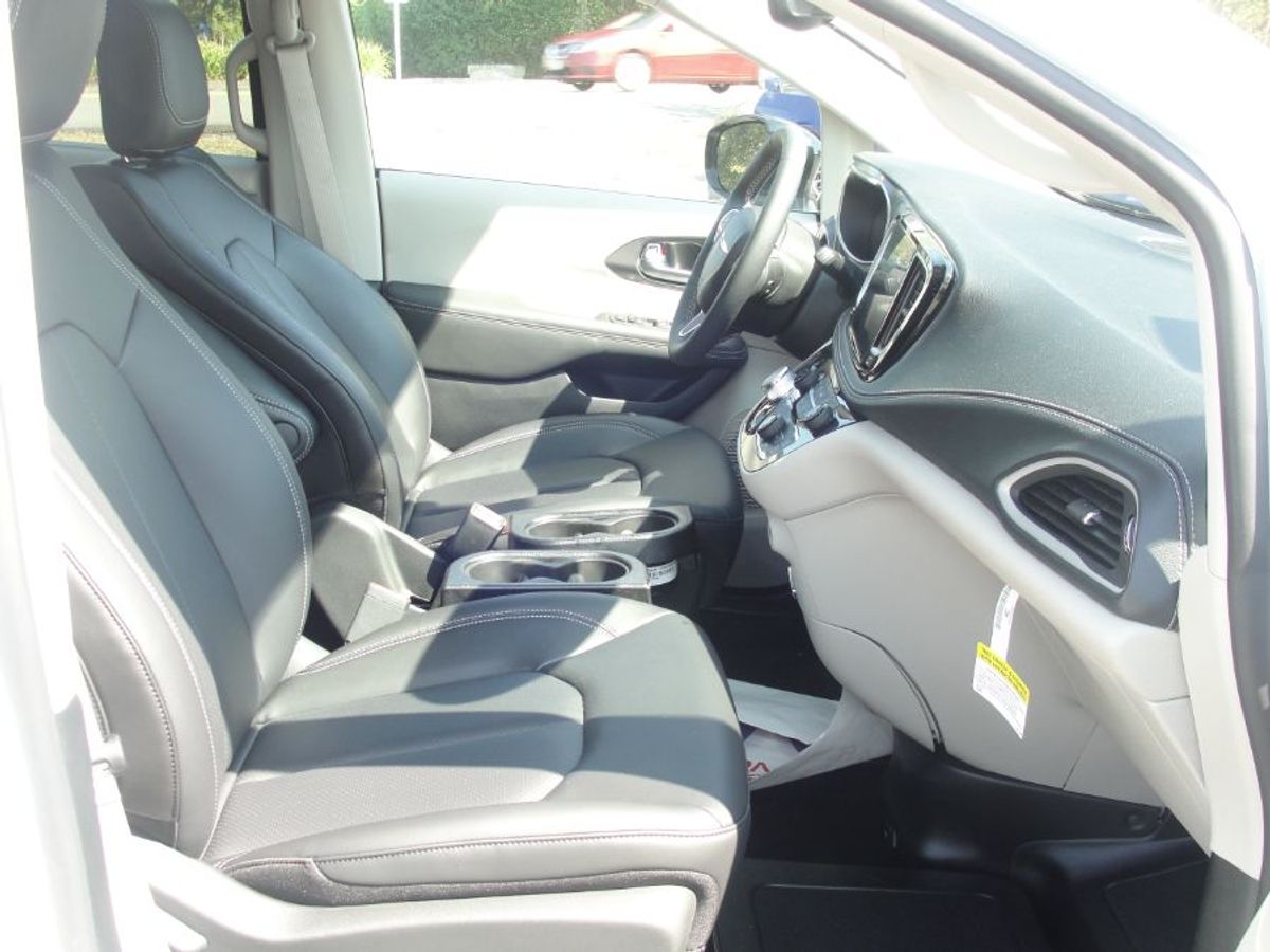White Chrysler Pacifica image number 13