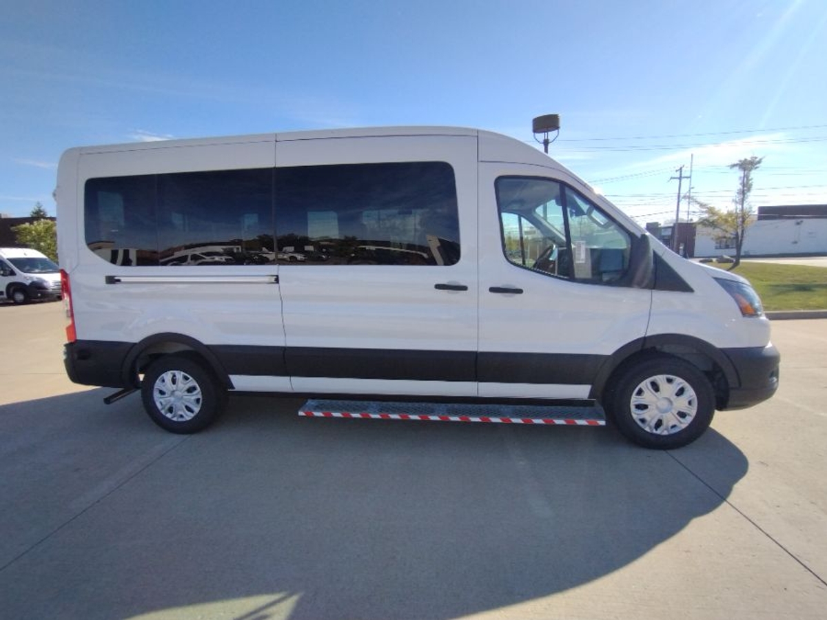 White Ford T350 image number 5