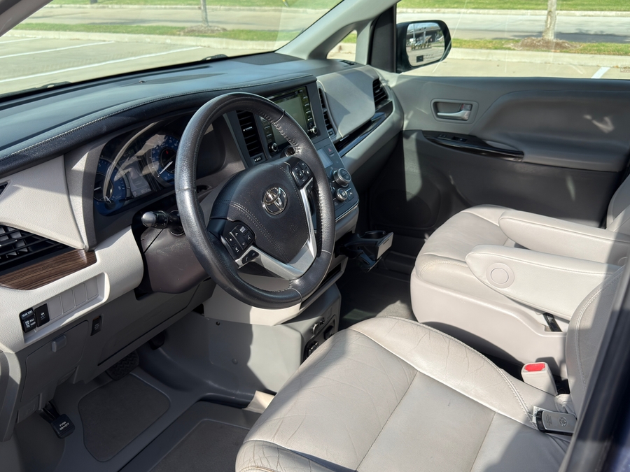 Used 2018 Toyota Sienna XLE Base - BraunAbility Side Entry Entry Fold Out Automatic Ramp