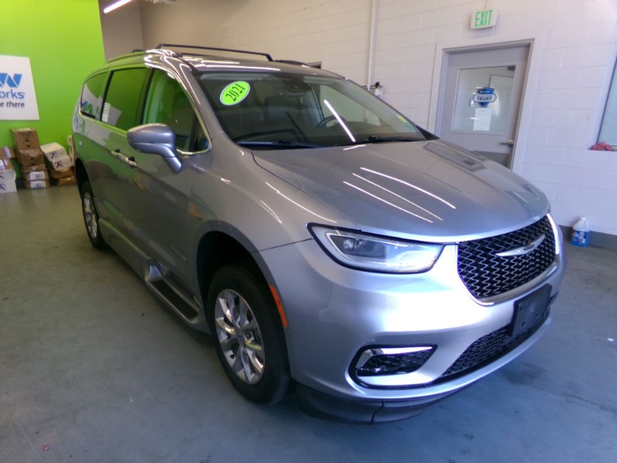 2021 Chrysler Pacifica Touring L's photo