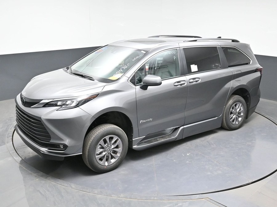 Grey Toyota Sienna image number 20