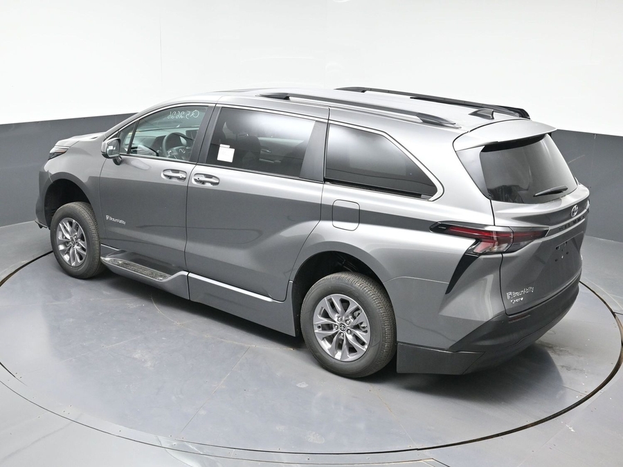New 2026 Toyota Sienna Hybrid XLE Base - BraunAbility Side Entry Fold Out Automatic Ramp