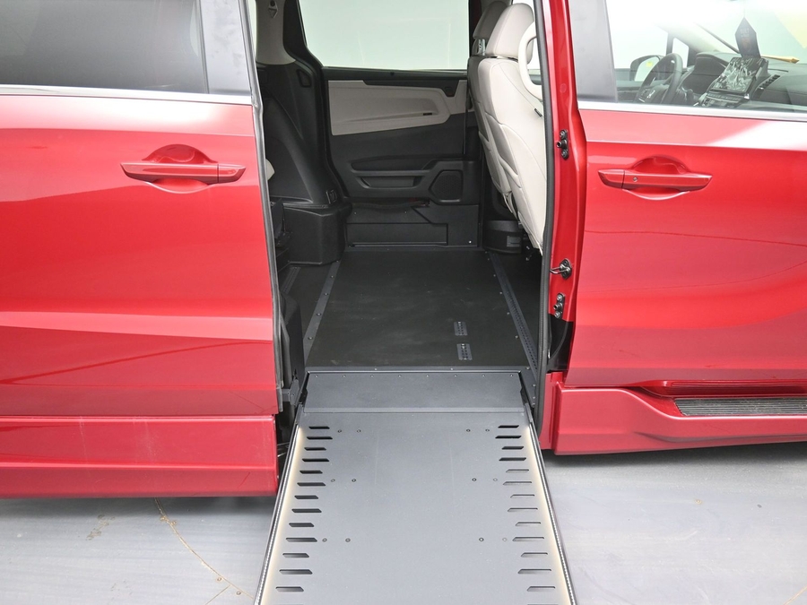 Red Honda Odyssey image number 17