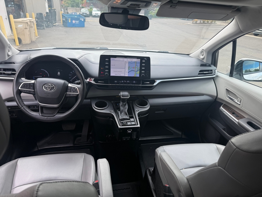 White Toyota Sienna image number 8
