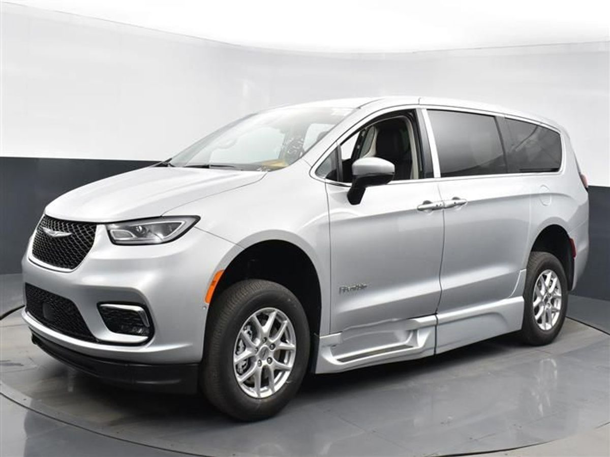 Silver Chrysler Pacifica image number 3