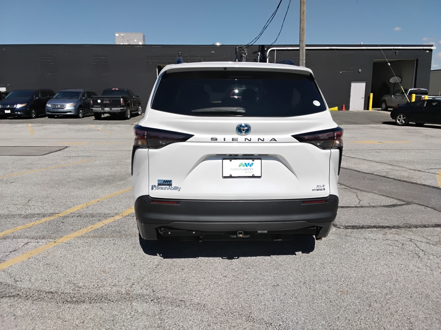 Silver Toyota Sienna image number 8