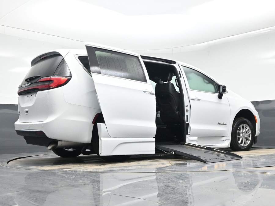 White Chrysler Pacifica image number 19